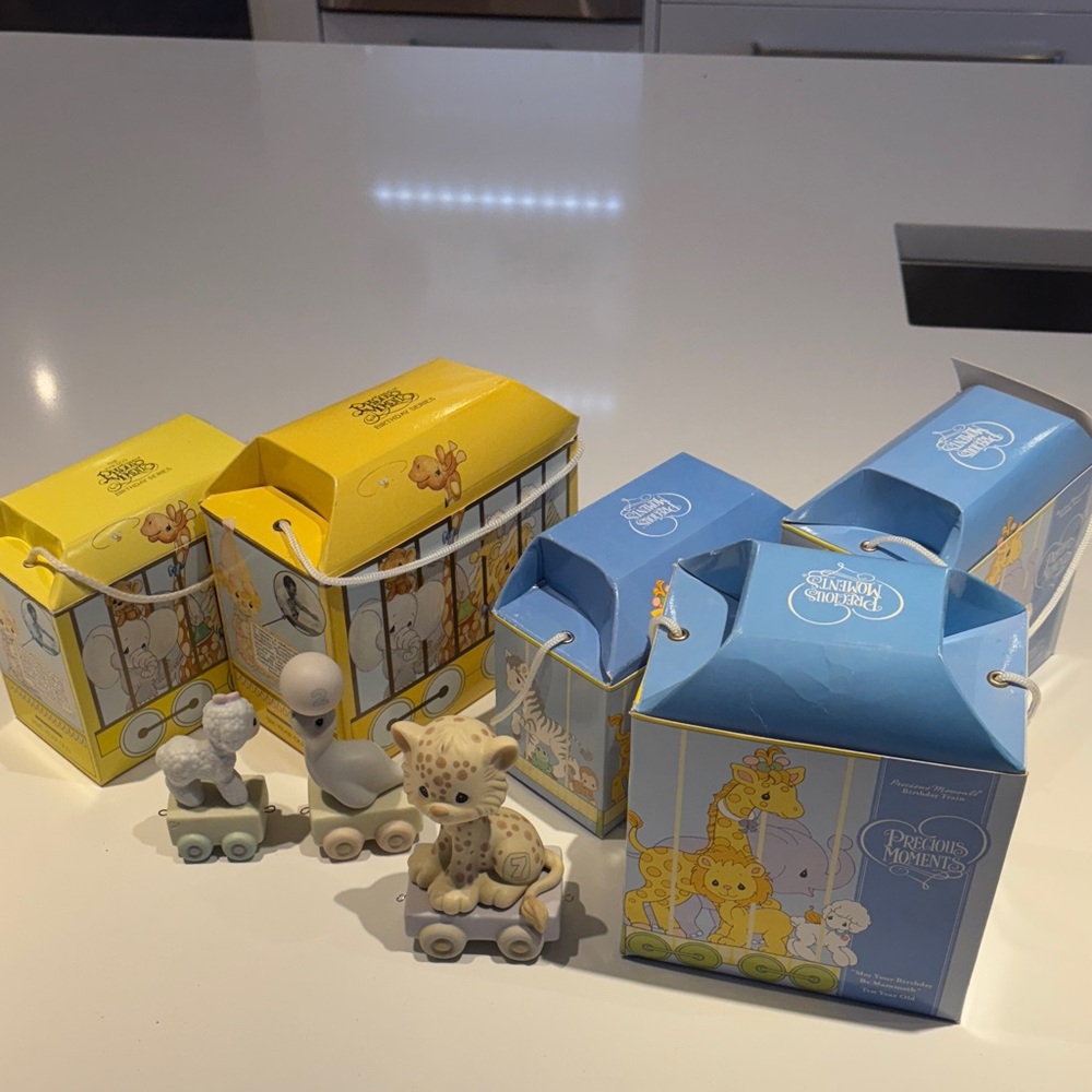 Lot of 8 Precious Moments Animal Train Set - Cream and Blue